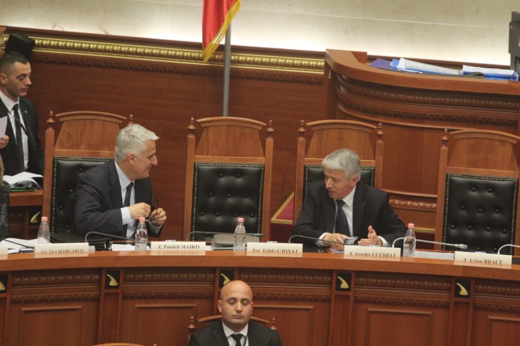 FOTOT: “Barsaletat pikante të Pandeli Majkos shkrijnë së qeshuri Braçen dhe Lleshajn” 6 1558014943 parlament6