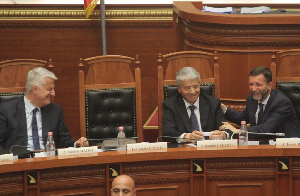 FOTOT: “Barsaletat pikante të Pandeli Majkos shkrijnë së qeshuri Braçen dhe Lleshajn” 7 1558014943 parlament7