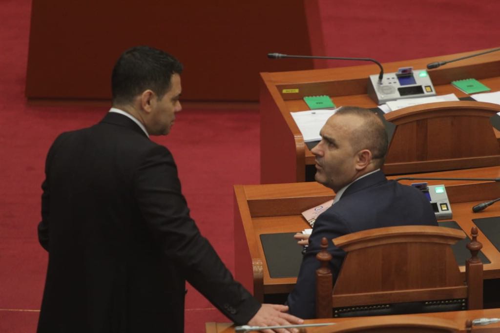 FOTOT: “Barsaletat pikante të Pandeli Majkos shkrijnë së qeshuri Braçen dhe Lleshajn” 8 1558014943 parlament8
