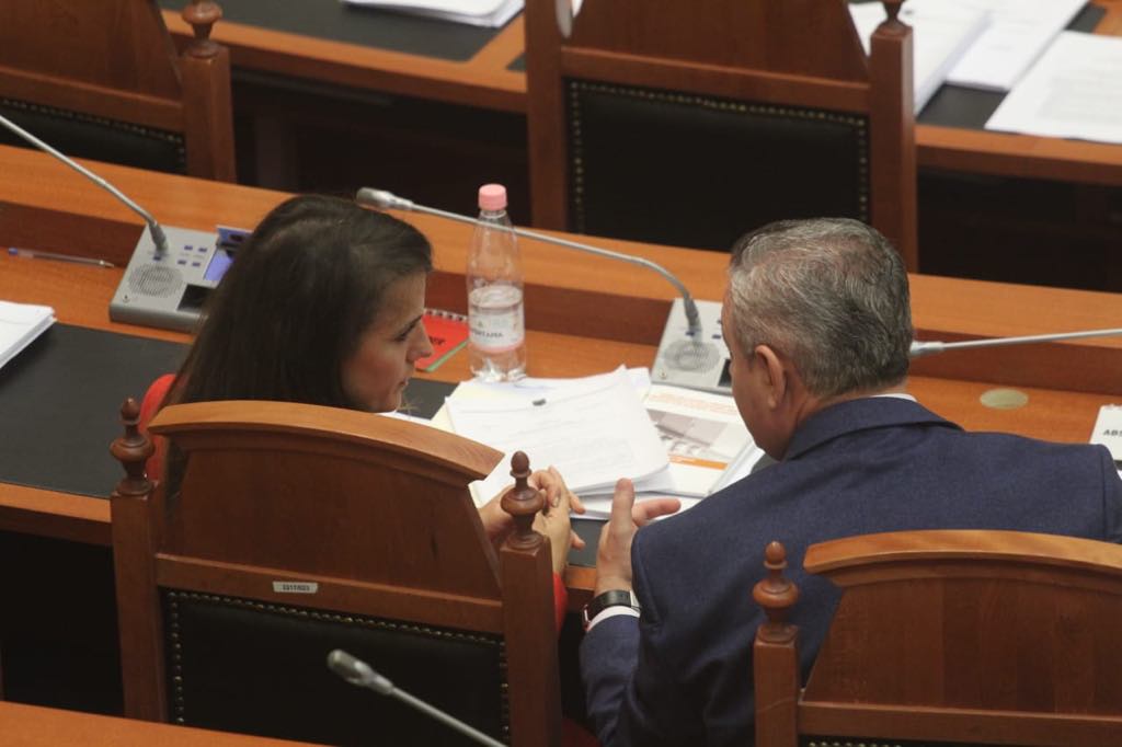 FOTOT: “Barsaletat pikante të Pandeli Majkos shkrijnë së qeshuri Braçen dhe Lleshajn” 9 1558014943 parlament9