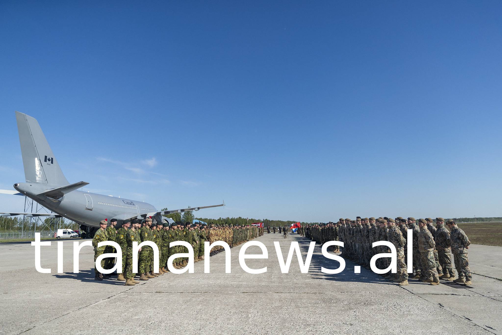 E mbështjellë me flamurin kombëtar, niset për në atdhe trupi i efektives Hasanaj. Ja fotot 2 2 8