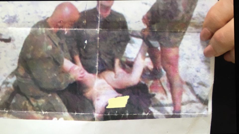Publikohen fotot tronditëse: Gruaja përdhunohet nga ushtarët serbë në sy të familjarëve në Kosovë 2 3 11
