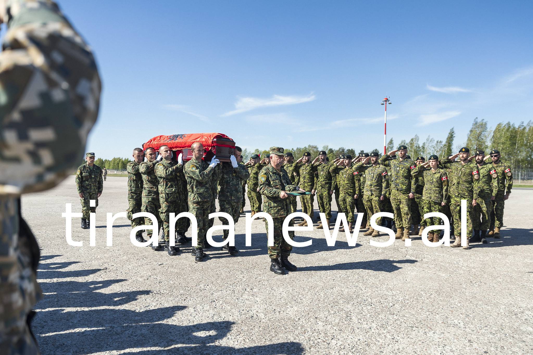 E mbështjellë me flamurin kombëtar, niset për në atdhe trupi i efektives Hasanaj. Ja fotot 3 3 6