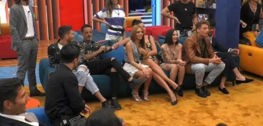 Bie rrufeja në shtëpinë e Grande Fratello-s, çfarë ndodhi brenda!! 1 33