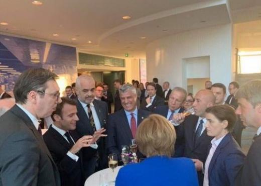 Berisha publikon fotografinë sekrete: Thaçi dhe Vuçiçi i tregojnë hartat Merkelit 386419 1
