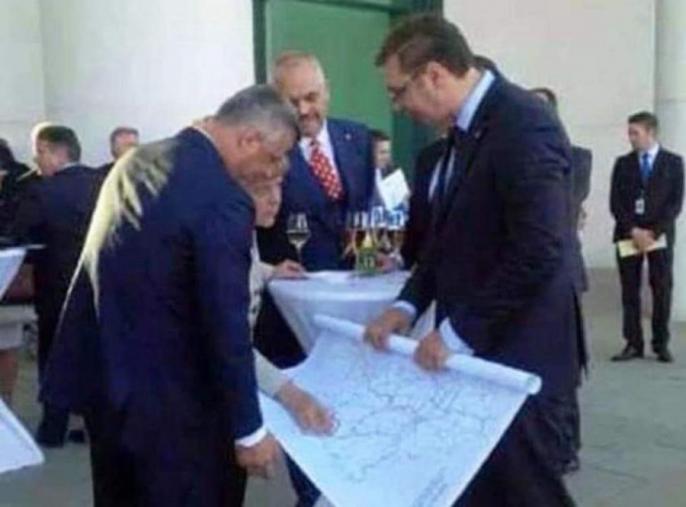 Berisha publikon fotografinë sekrete: Thaçi dhe Vuçiçi i tregojnë hartat Merkelit 1 386420