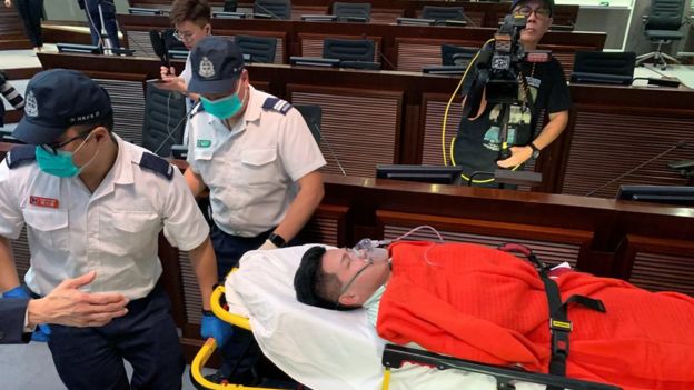 Plas grushti në Parlament, rrihen deputetët. Njërin e nxjerrin me barrelë 3 39