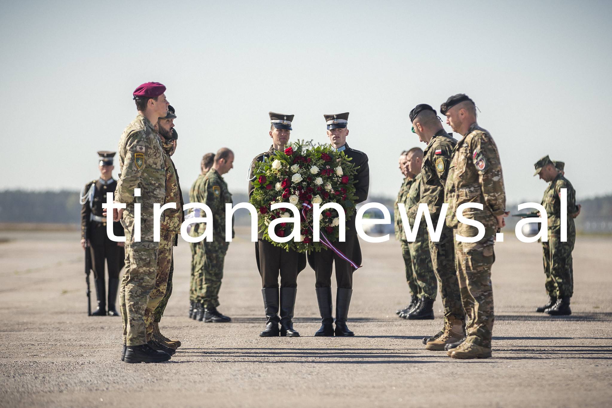 E mbështjellë me flamurin kombëtar, niset për në atdhe trupi i efektives Hasanaj. Ja fotot 4 4 5
