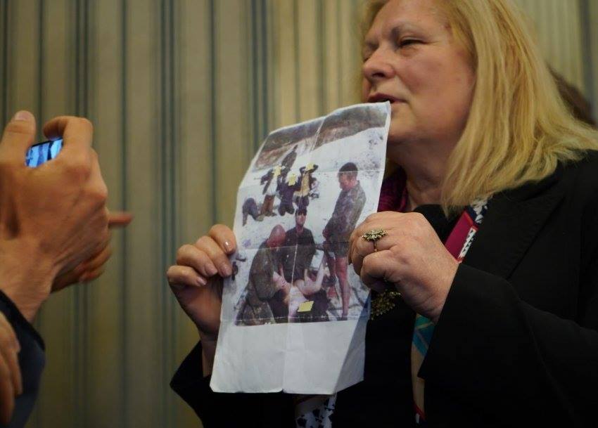 Publikohen fotot tronditëse: Gruaja përdhunohet nga ushtarët serbë në sy të familjarëve në Kosovë 4 5 6