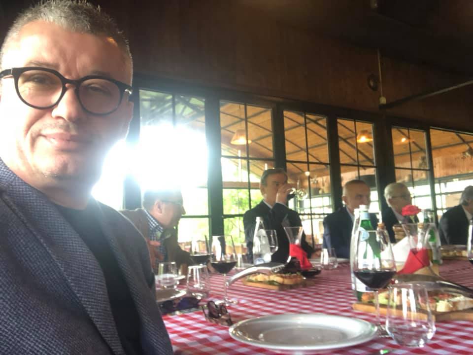 FOTO-LAJM / Kush është zyrtari i lartë socialist që drekoi me Metën dhe Ramën 1 60211159 1332469046891558 220226479621931008 n 1