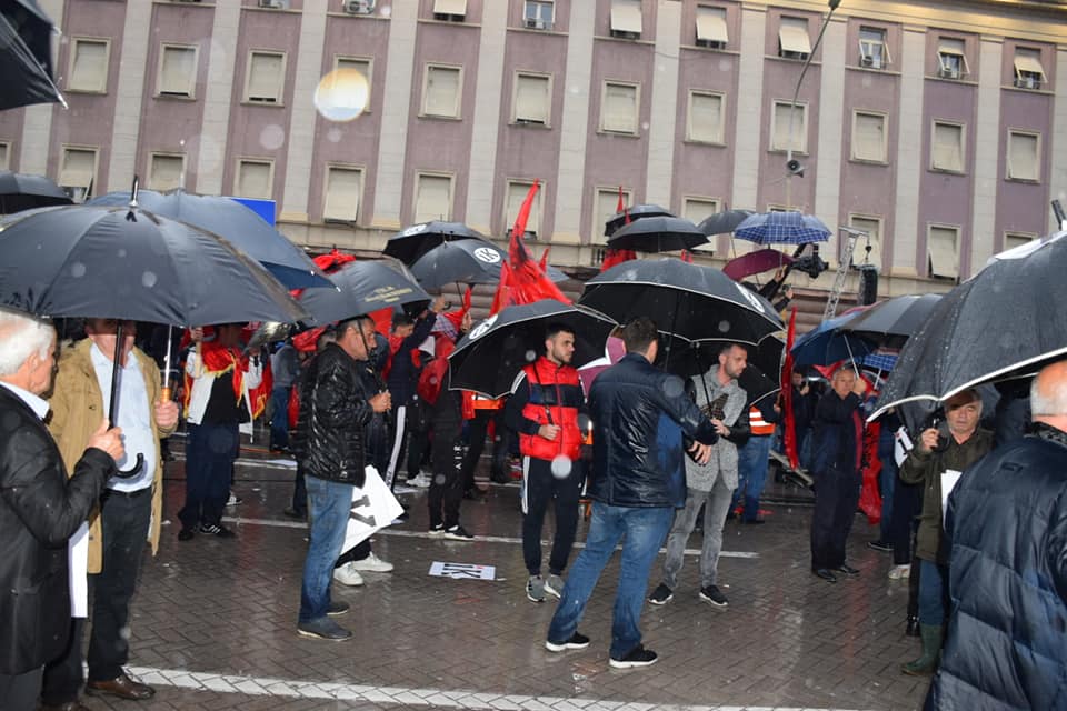Opozita “hap thesin”, u jep protestuesve çadra të personalizuara 60253665 1270309706455084 1944980681637494784 n