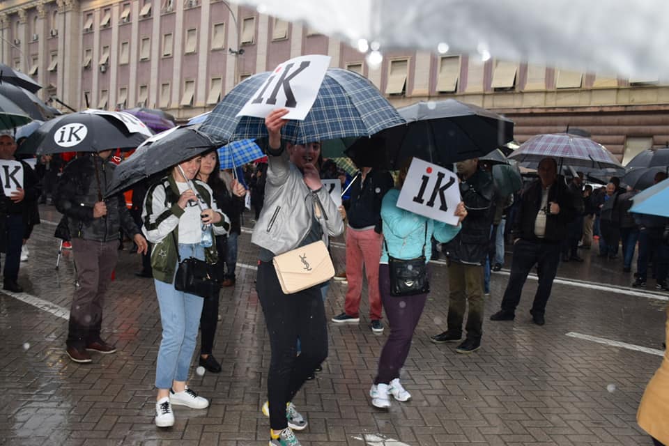 Opozita “hap thesin”, u jep protestuesve çadra të personalizuara 1 60341813 1270309613121760 5055102599594770432 n