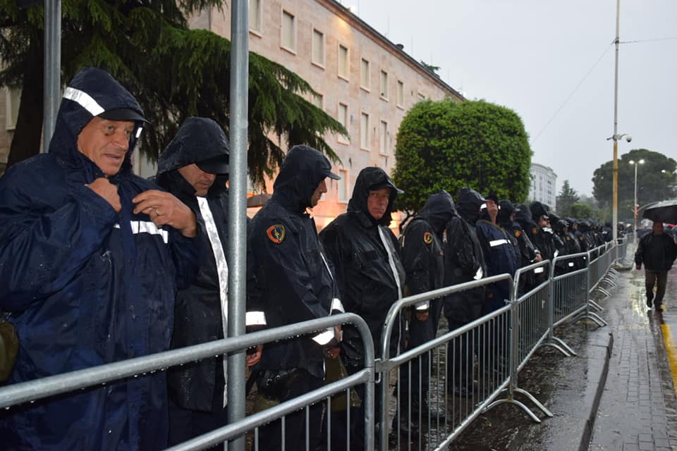 Me çadra në dorë nis protesta e opozitës 60596921 1270303489789039 2970805466776469504 n