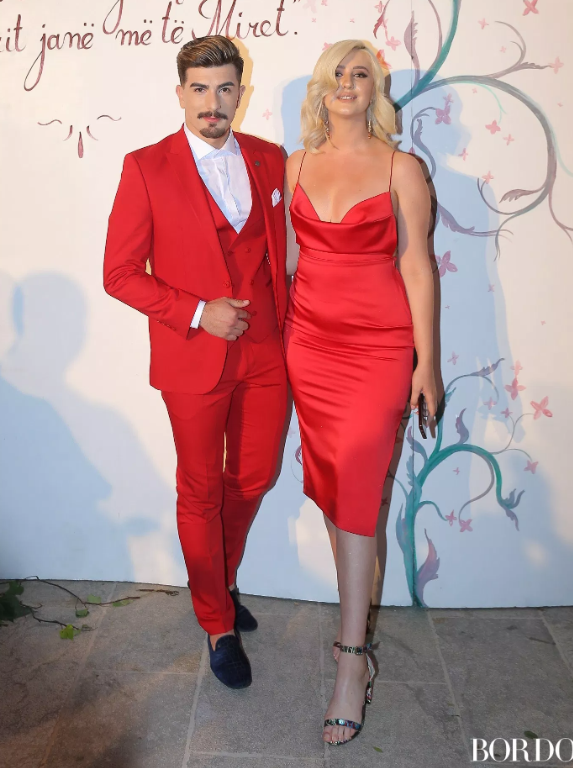 Fotot/ Personazhet e veshur thuajse njësoj te eventi i “Geraldina Sposa” 7 7 4