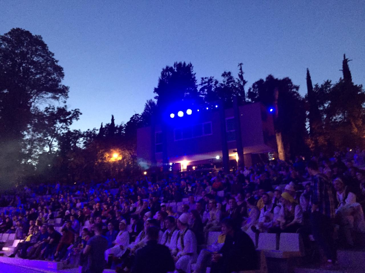Foto-lajm/Opozita proteston, qytetarët mbushin Amfiteatrin te Liqeni, spektakël muzikor 3 8f3af347 0f27 43d9 933e 6dc0fc383da4