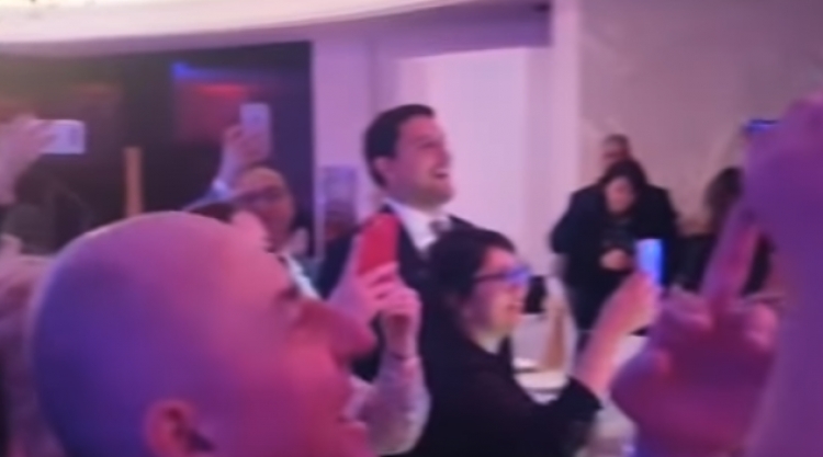 Edhe këngëtar…ministri jep shfaqje në Budva (VIDEO) 9add333ba6b3911a1515ad2732ad4e3b L