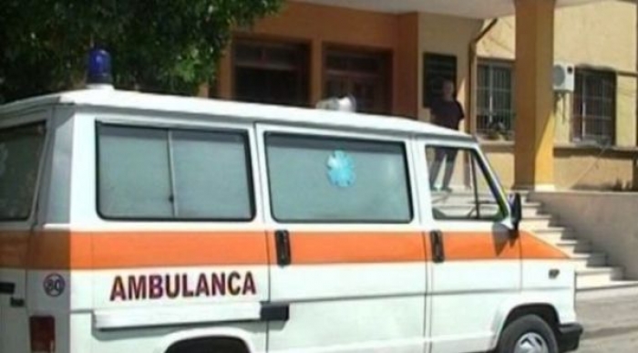 75-vjeçari në gjendje të rëndë, rrihet dhe grabitet nga çifti i bashkëshortëve Ambulanca
