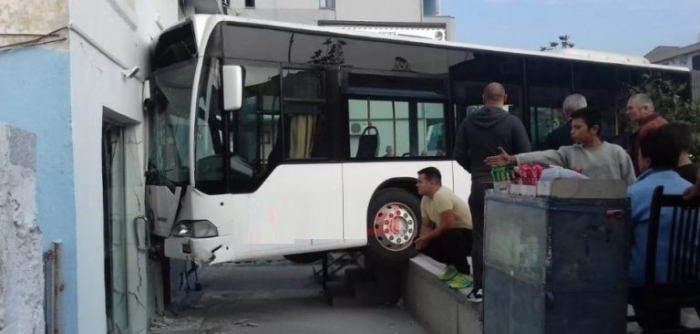 Autobuzi i Yzberishtit përplaset me murin e lavazhit, dyshohet për të lënduar foto ilustuese