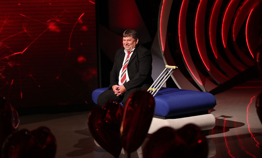 Djali surprizon babain që ka kaluar jetën në spitale: Jam krenar për ty! Babi
