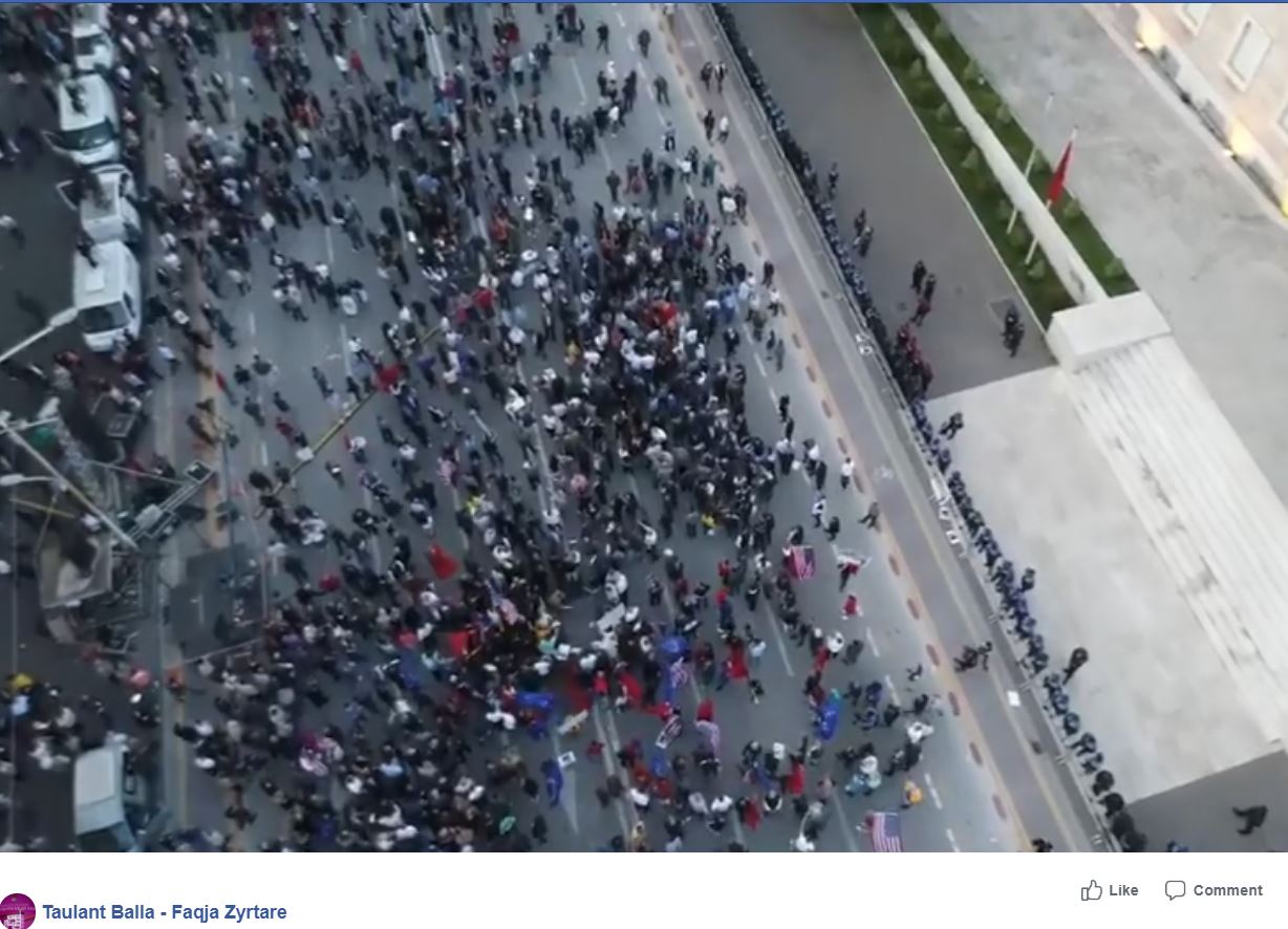 Video/ Balla ironizon protestën e opozitës, publikon pamjet nga droni: Luli, Mona dhe… Balla protesta1