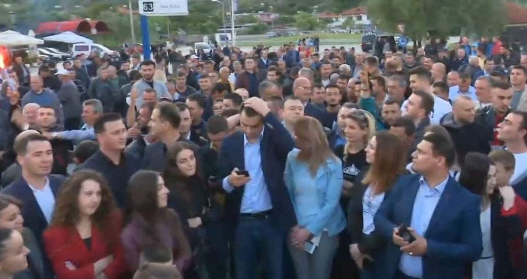 VIDEO/ Basha dhe simpatizantët rrezikohen nga fishekzjarri, incidenti ngjitur me karburantin Basha floket incidenti 1