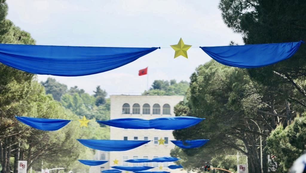 Ish-ministri Bushati në Ditën e Europës: Vlen të kremtojmë atë që është arritur Busdshati 1