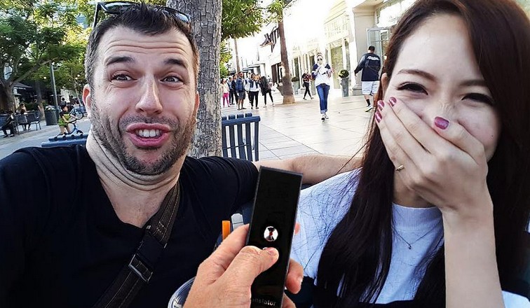 Teknologjia e fundit: Pajisja që iu mundëson komunikimin në 40 gjuhë të huaja DEVICE