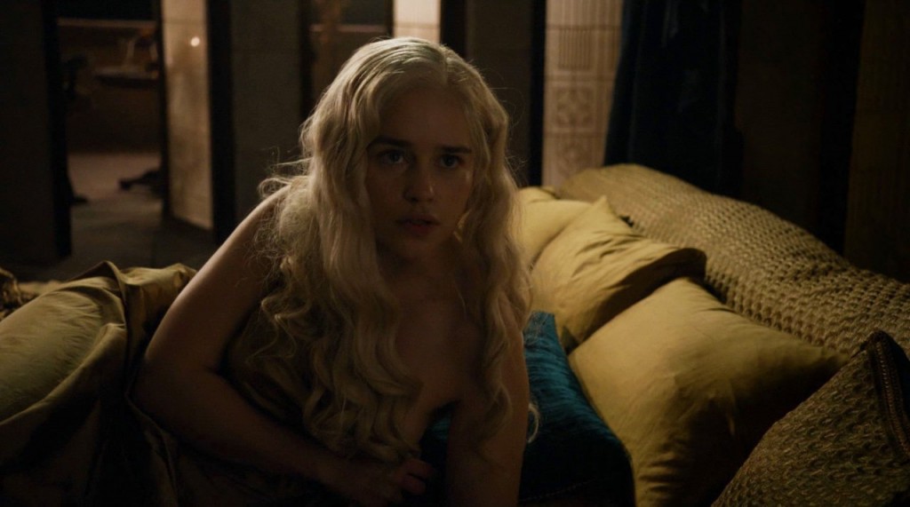 Në "Game of Thrones" aktoren e filmonte vëllai i saj gjatë skenave intime 5 Emilia Clarke Sex Scene 1