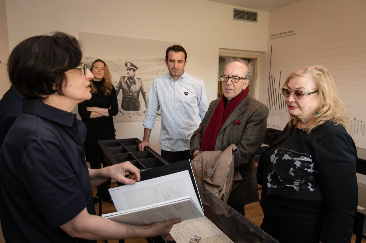 Erion Veliaj dhe Ismail Kadare gjate vizites ne muzeun e ri te shkrimtarit te njohur 10