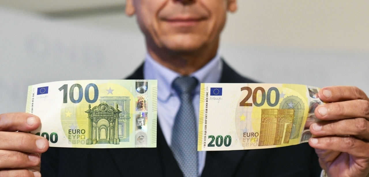 Video / Eurot e reja në treg, mund të lahen në lavatriçe madje edhe të hekurosen Eurot