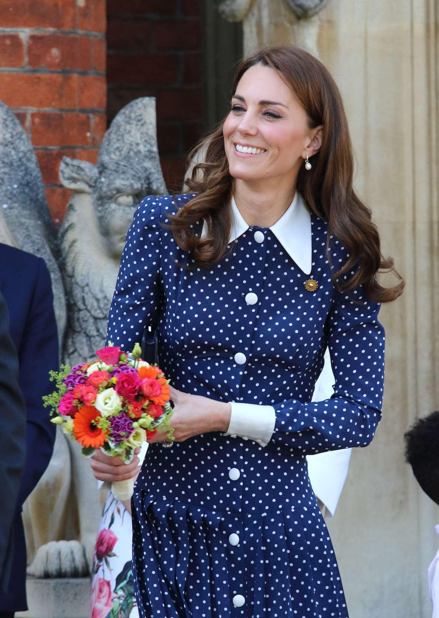 Kate Middleton thyen protokollin, nxjerrë kofshën zbuluar! 1 Kate 2