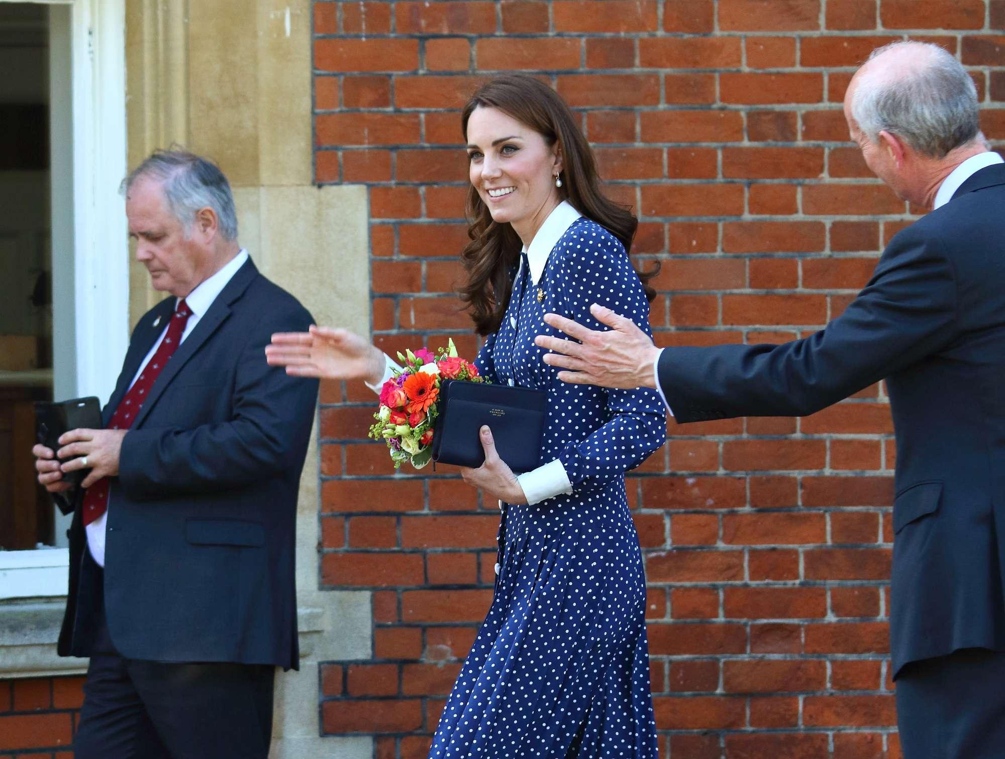 Kate Middleton thyen protokollin, nxjerrë kofshën zbuluar! Kate 3