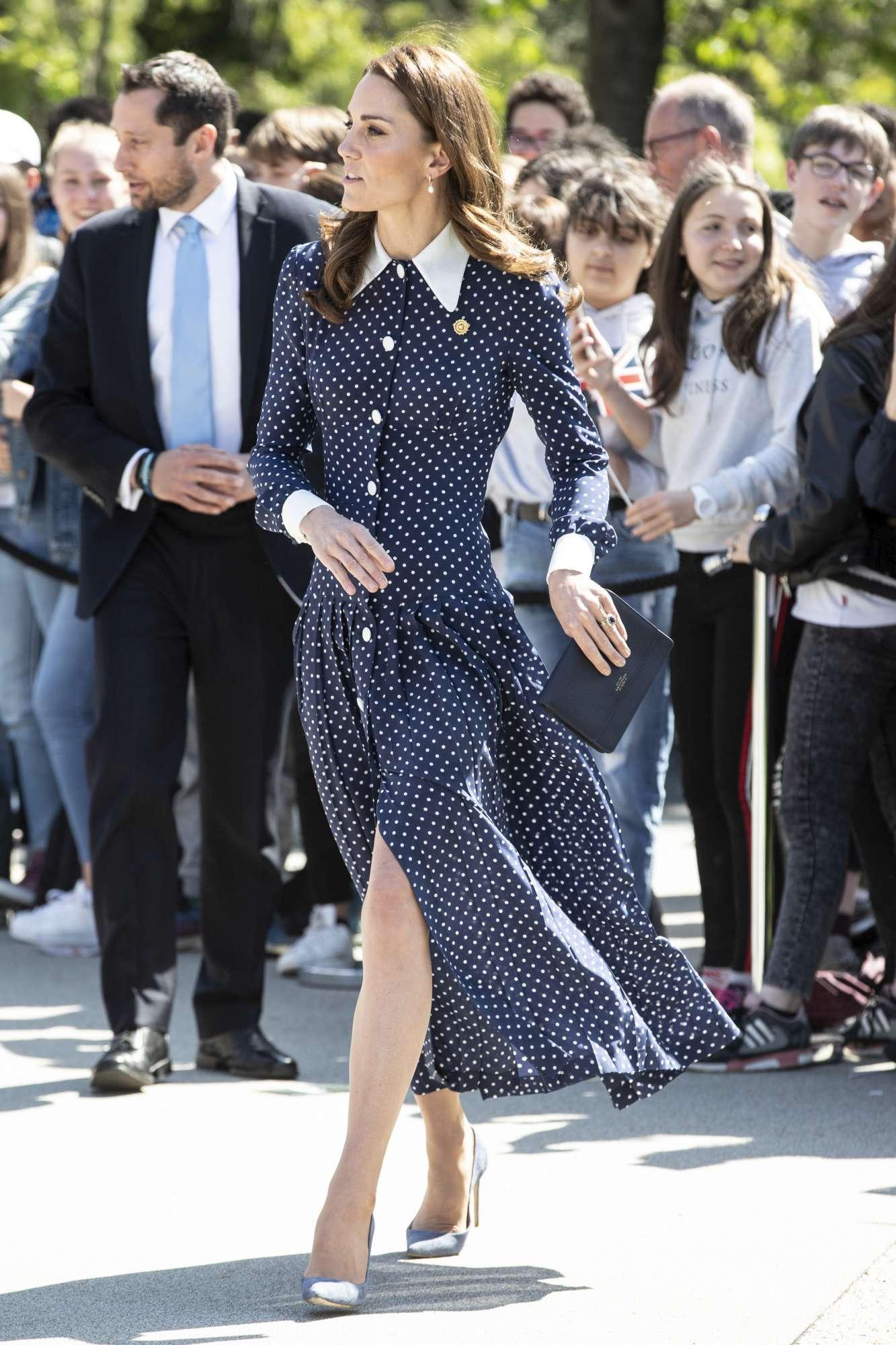 Kate Middleton thyen protokollin, nxjerrë kofshën zbuluar! 3 Kate 5