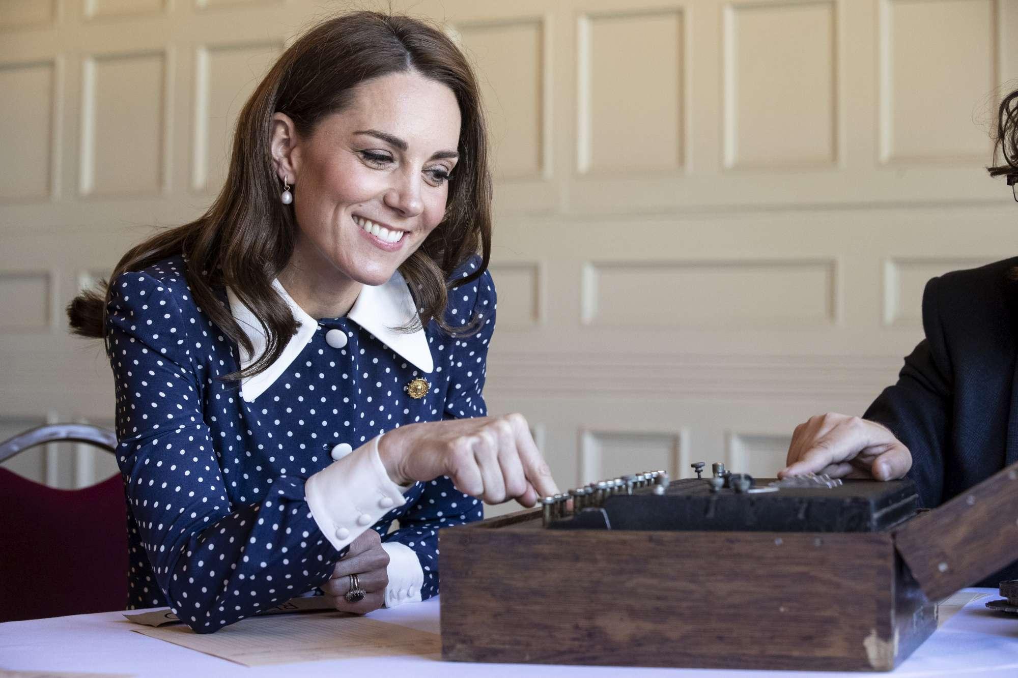 Kate Middleton thyen protokollin, nxjerrë kofshën zbuluar! 4 Kate 6