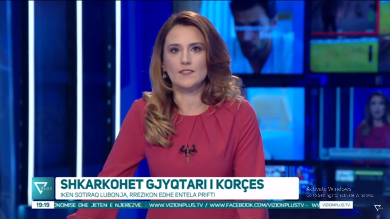 Gazetarja e njohur në pritje të ëmbël 1 Lira 3