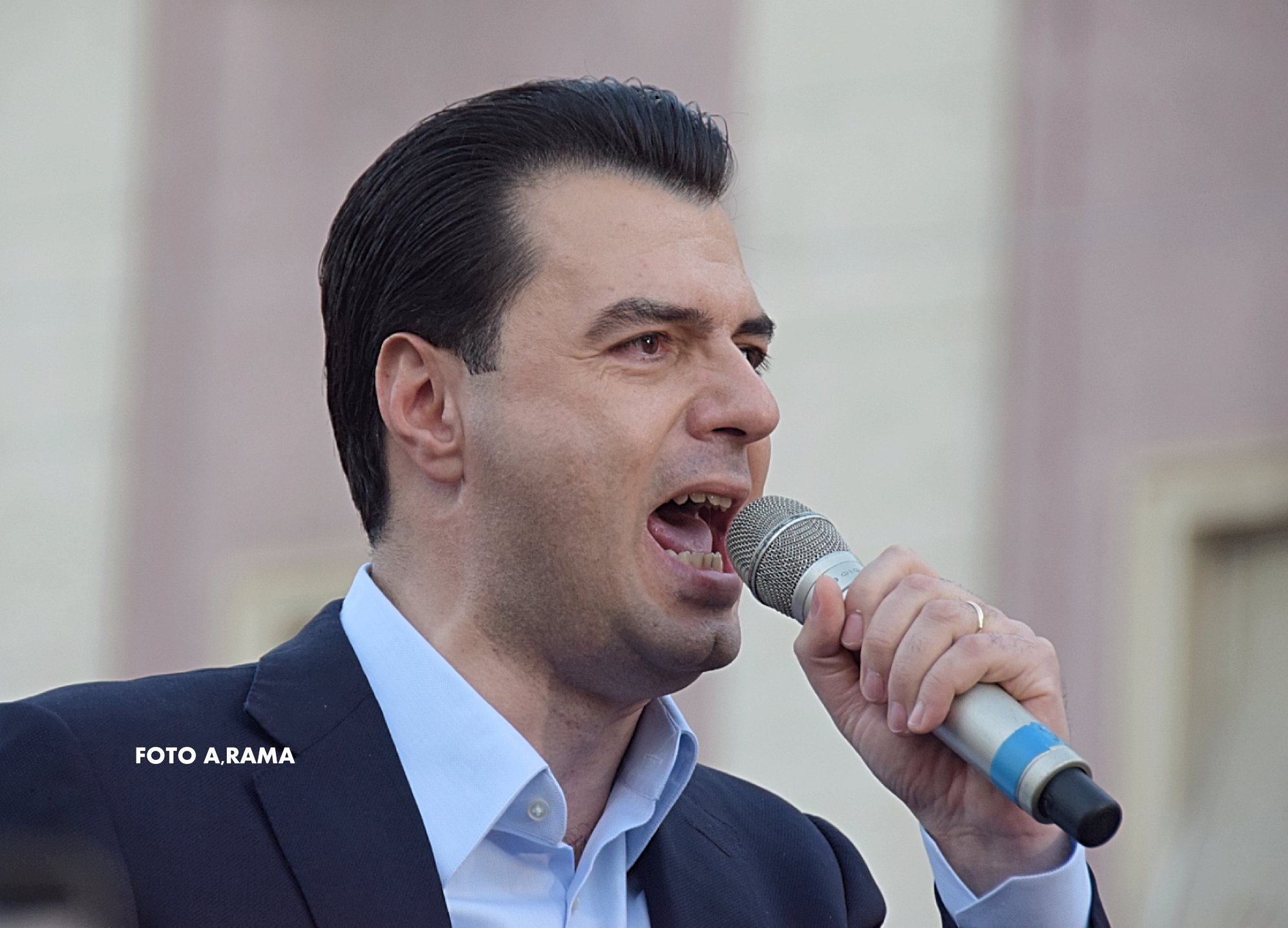 Lulzim basha me mikrofon