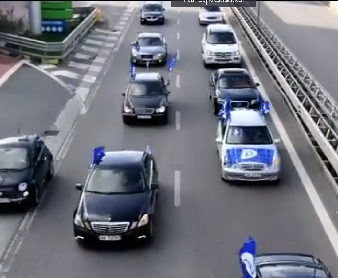 VIDEO/ Ish-kryeministri publikon pamjet: Ja sa qytetarë po vijnë në Tiranë Makinat autostrade PD protesta
