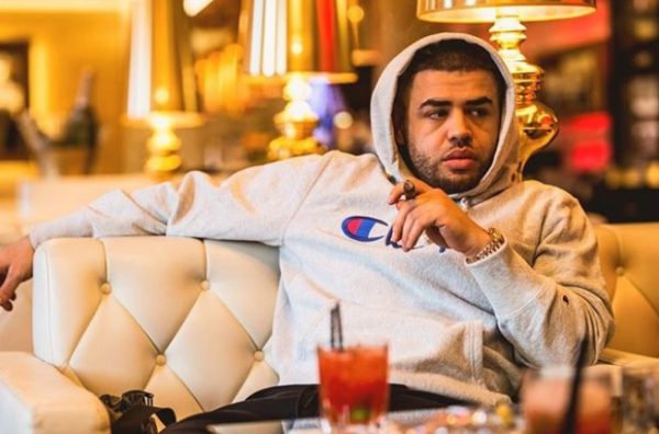 Foto/ Noizy zbulon pamjet e oborrit plot makina. Të gjitha të tijat janë?! Nizy