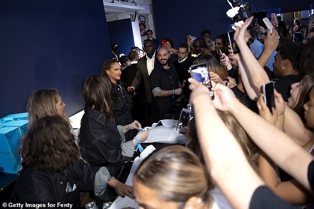 Fotot/ Rihanna në super formë gjatë hapjes së dyqanit të ri në Paris 2 Rihana 2
