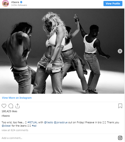 Rita Ora zbulon një prej skenave të klipit të ri, por vëmendjen e tërheq komenti epik i mamasës së saj 1 Rita Ora 2