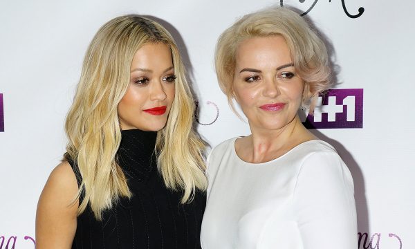 Rita Ora zbulon një prej skenave të klipit të ri, por vëmendjen e tërheq komenti epik i mamasës së saj Rita Ora 3
