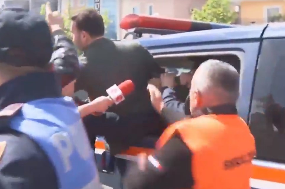 Përshkallëzohet përplasja te Astiri, policia fut në furgon Klevis Balliun, ish-deputeti nxjerr trupin nga xhami 3 Screenshot 4 1