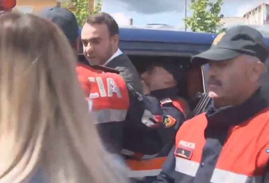 Përshkallëzohet përplasja te Astiri, policia fut në furgon Klevis Balliun, ish-deputeti nxjerr trupin nga xhami 4 Screenshot 5 2