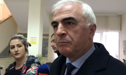 VIDEO/ Shkodër, studentët i hedhin bojë rektorit Adem Bekteshi Shkoder