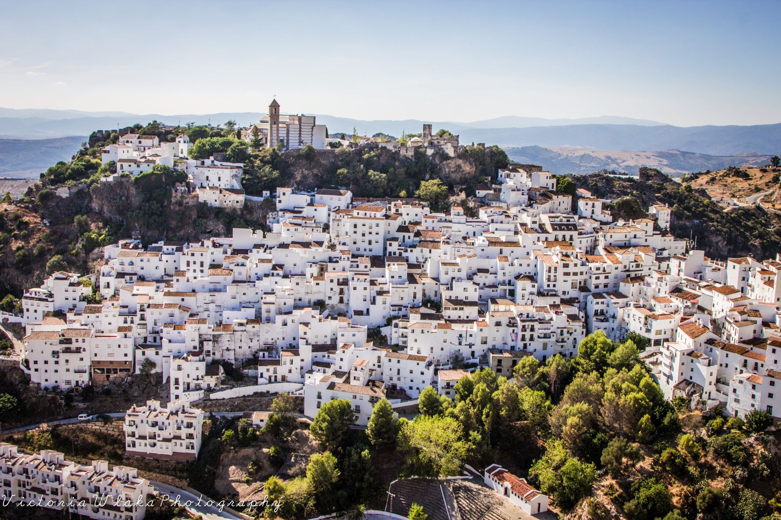 Të gjithë punojnë dhe rroga mesatare është 1200 euro/muaj, qyteti ku të gjithë duan të jetojnë Unique Towns To Visit In Spain 5