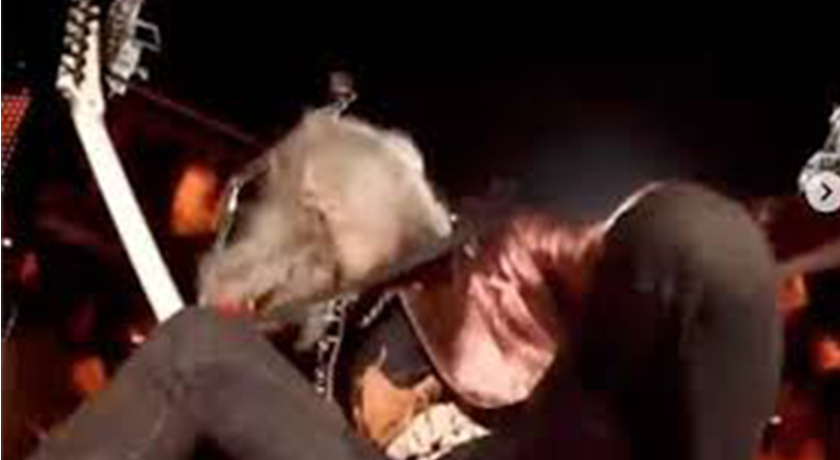 Metallica performojnë nën shi, kitarristi rrëshqet në skenë gjatë koncertit Untitled 2 1
