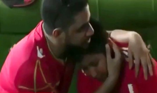 E pa duke studiuar në dritën e një llampe në rrugë, milioneri i ndryshon jetën djalit 1 Viktor