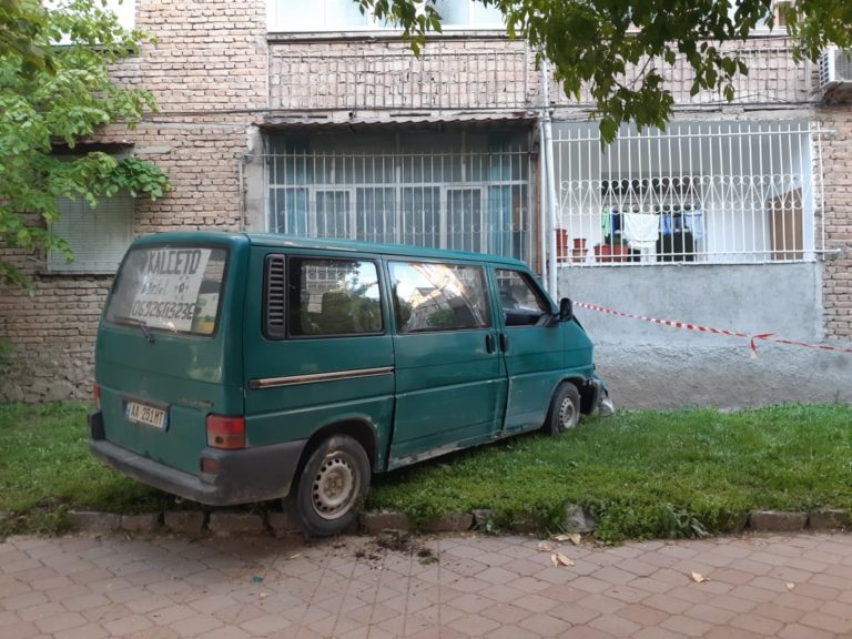 Furgoni me shpejtësi përplaset me katin e parë të pallatit në Korçë 3 WhatsApp Image 2019 05 08 at 18.49.57 1