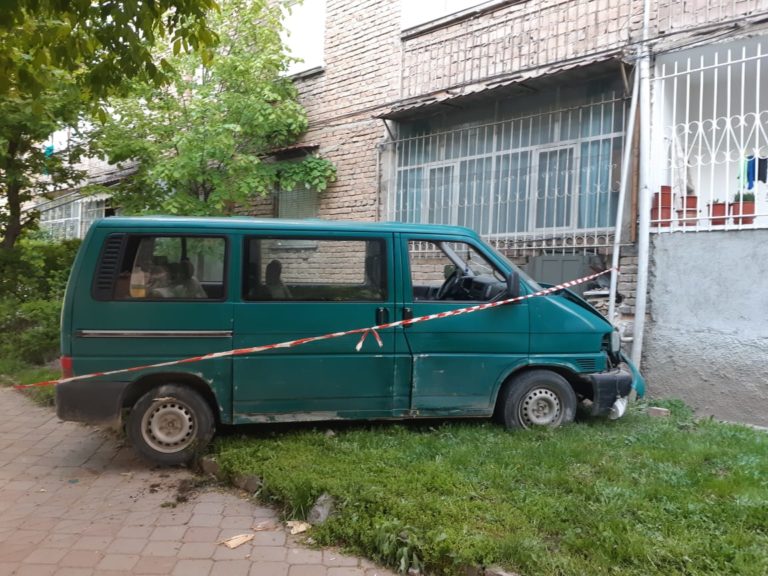 Furgoni me shpejtësi përplaset me katin e parë të pallatit në Korçë 4 WhatsApp Image 2019 05 08 at 18.49.58