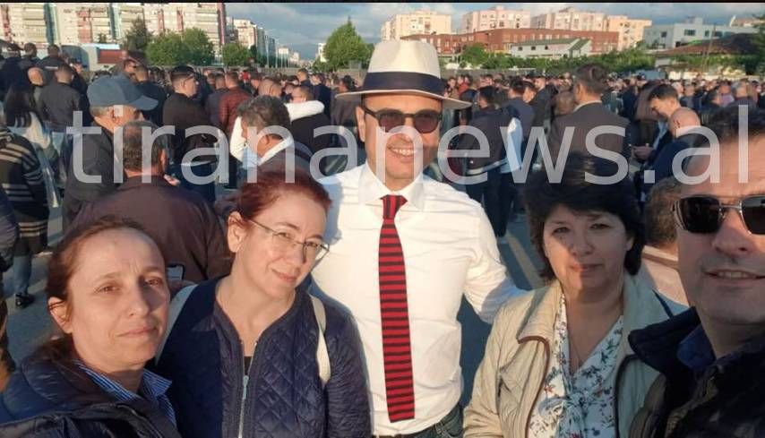Surprizon me veshjen në protestë Jamarbër Malltezi abi maltezi